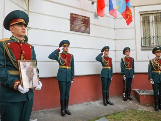 Мемориальную доску участнику СВО Константину Костину открыли в Балашихе