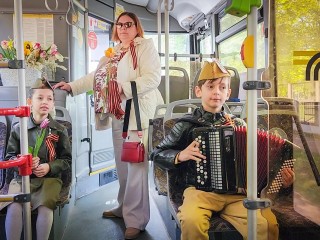 Расцветали яблони и груши: 10-летнему гармонисту в Бронницах подпевал весь автобус
