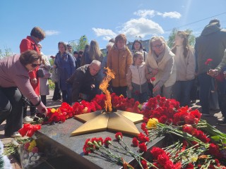 Сотни жителей города Куровское Орехово-Зуевского округа возложили цветы к Вечному огню