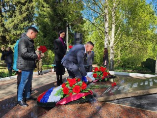 Жители микрорайона Венюково возложили цветы к обелиску воинской славы