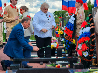 Зарайцы собрались на литургию по погибшим воинам на городском кладбище