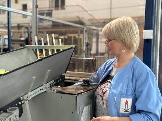 Для участников СВО из Ленинского округа и их семей устроили экскурсию на завод