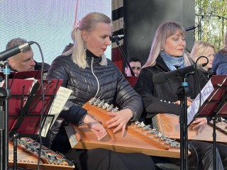Клинчане спели песни военных лет под сопровождение гуслей в Сестрорецком парке