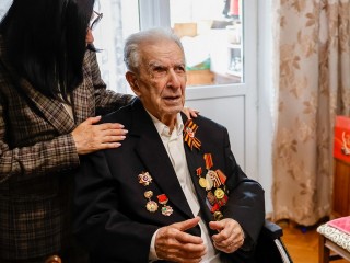 Памятная табличка украшает дом в Мытищах, где живет ветеран Ефим Эпштейн