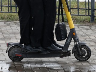 Подростки в Долгопрудном нарушили ПДД, катаясь втроем на одном самокате