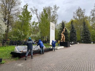 Щелковские студенты привели в порядок мемориал на Гребенской горе