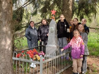 Вахту памяти провели жители Арнеево у могилы героя-летчика
