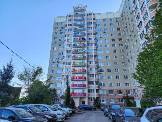 Дом на улице Генерала Смирнова в Подольске украшают 60 флагов городов-героев и воинской славы