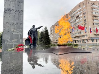 Погашенный непогодой Вечный огонь вновь зажгли в Балашихе