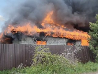 Экстренные службы работают на месте пожара в Якимово