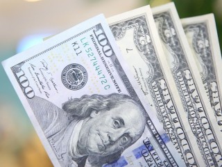 Курс доллара может продолжить падение в начале лета
