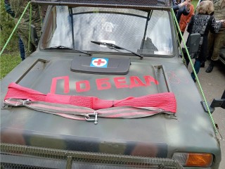 Бойцы СВО получили из Реутова усиленный внедорожник с детскими письмами и флагом Победы