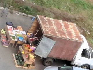 Торговлю небезопасными фруктами прямо из грузовика остановили в Мытищах
