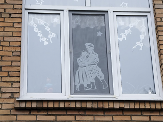 Долгопрудненцы украшают окна к 80-летию Победы в Великой Отечественной войне
