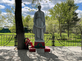 Студенты из Наро-Фоминска почтили память защитников Отечества, возложив цветы на братскую могилу