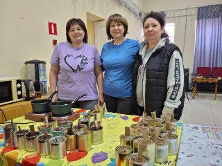Соцработники из Луховиц сделали окопные свечи для бойцов СВО