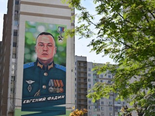 В Балашихе открыли мемориальную доску и мурал в честь Героя России Евгения Фадина