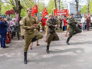 В электростальских дворах для ветеранов прозвучали «Катюша» и «Помнит Вена»