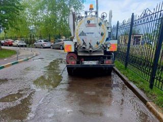 Коммунальщики откачали воду во дворе на улице Марии Рубцовой в Химках