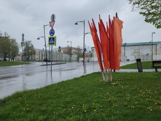 На площади Ленина установили праздничные флаги к 80-летию Победы