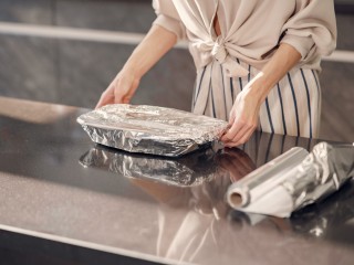 Готовку в алюминиевой фольге назвали опасной для здоровья