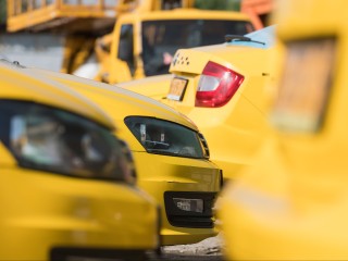 Бизнес попросили ввести запрет на вызов такси в неположенном месте