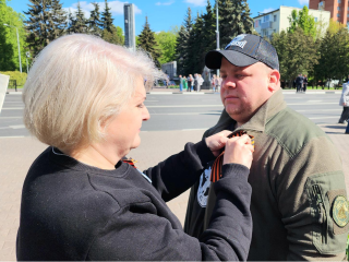 Активисты раздали Георгиевские ленточки перед Днем Победы в Домодедове