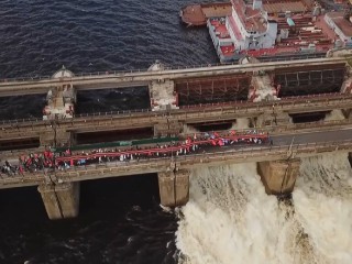 Гигантскую георгиевскую ленту пронесли над бурлящей Волгой в Дубне