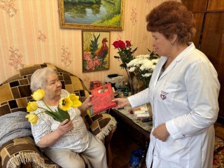 Медики Луховиц поздравили ветеранов и провели диспансеризацию на дому