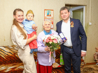 Ветерана ВОВ Антонину Жаренникову поздравили в Раменском с наступающим 80-летием Победы