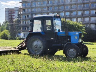 Настоящий синий трактор из мультика сняли на видео жители Мытищ во дворе