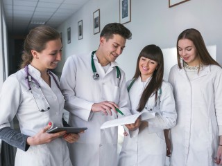 Врачей в государственных клиниках станет больше