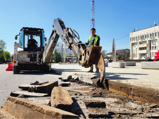 На улице Солнцева устанавливают новые бордюры