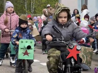 Дошкольники Красноармейска провели парад военной техники