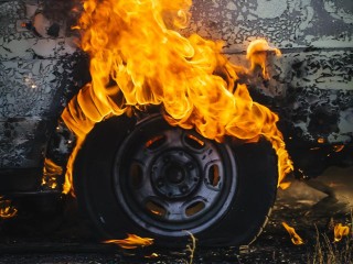 Пожарные потушили загоревшийся автомобиль в Звенигороде