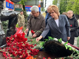 В Химках почтили память освободителей Мариуполя возложением цветов и уроками мужества