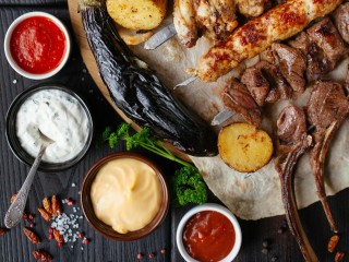 Оригинальные соусы к шашлыку: 5 рецептов от мишленовского шефа