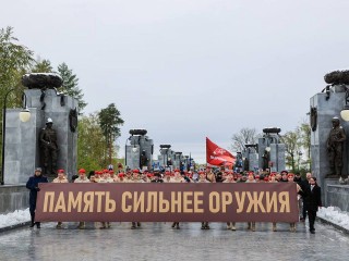Мытищинцы с портретами близких прошли Бессмертным полком на Пантеоне защитников Отечества