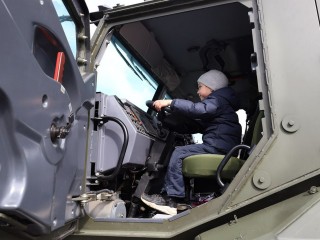 Выставка военной техники проходит на центральной площади Мытищ в День Победы