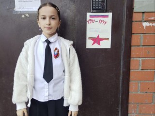 Яркие плакаты на подъездах: как школьники из Лыткарина поздравили ветеранов