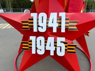 Возле торгового центра «Солис» появились украшения к 9 мая