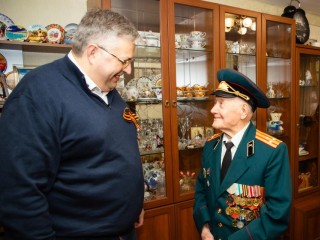 Ветеран из Пушкина получил поздравления с 80-летием Победы от министра ЖКХ