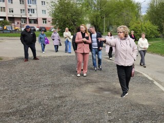 На улице Строителей решат проблему со стихийной парковкой около заведения общепита