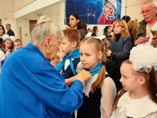 «Юным гагаринцам» Звездного городка повязали традиционные голубые галстуки