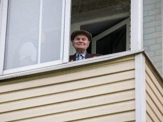 Концерт для одного зрителя: под окнами ветерана Великой Отечественной исполнили песни военных лет