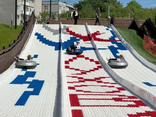 В парке имени Воробьева на тюбингах катаются и зимой, и летом