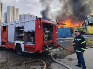 Опубликовано видео с места тушения пожара в промзоне Силикат в Котельниках