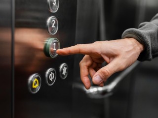 В Осташевской больнице поменяли лифт для комфорта пациентов