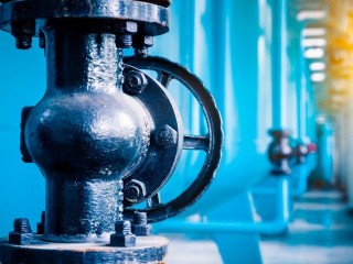 Оперативные службы работают на месте аварии трубопровода в Серпухове