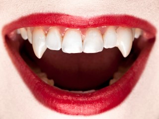 Клыки или смерть? Чем опасен новый тренд наращивать вампирские зубы средством для маникюра
